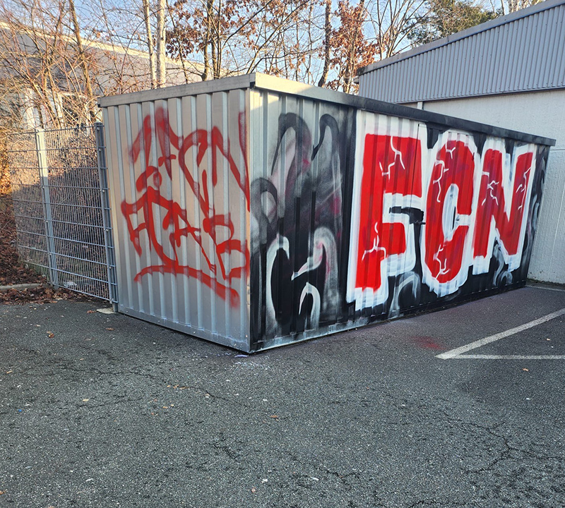 Graffitireinigung Nürnberg vorher Graffiti auf Stahlcontainer vor der Reinigung